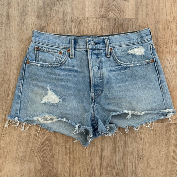 Levi’s High Waisted Shorts - Picture 1 of 3